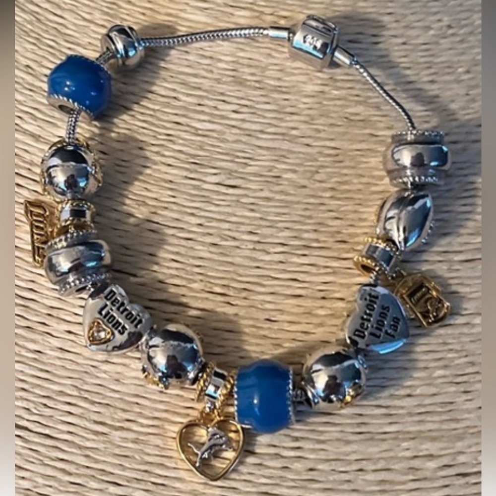 NFL DETROIT LIONS BRACELET CHARM FROM THE BRADFORD EXCHANGE